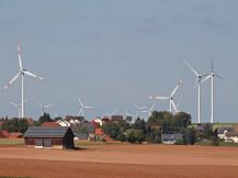 Wind- und Solarenergie in nordhessischer Mittelgebirgslandschaft
